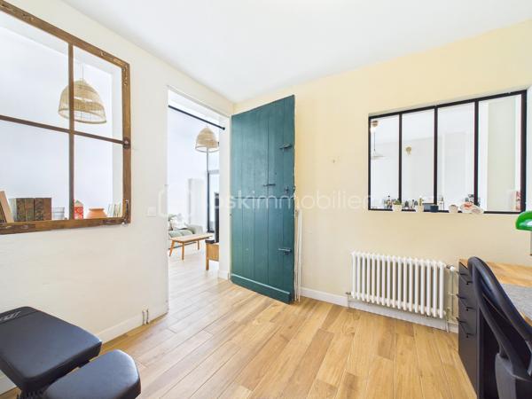Au calme, en fond d'une cour pavée et sécurisée par un portail, découvrez cette maison familiale de caractère (mitoyenne sur un côté et à l'arrière) de 126 m2 au sol traversante et lumineuse. Issue de la division d'une ancienne ferme, elle allie le cachet de l'ancien (belles portes d'origine) et le confort moderne.  Elle séduit par son cachet préservé, ses beaux volumes et potentiel d'agrandissement.

La maison se compose comme suit :

Rez-de-chaussée : entrée avec placard, salle de bains neuve avec wc, cuisine dinatoire, un bureau et un salon séjour lumineux de 20 m2 s'ouvrant par une baie vitrée (exposée Ouest) sur une terrasse-jardin arboré privatif de 20 m2.

1er étage : deux grandes chambres dont une avec balcon, une salle d'eau avec wc sanibroyeur, ainsi qu'une pièce « bonus » de 23 m2 bénéficiant d'une hauteur sous plafond de 5,5 m. Actuellement à usage de grenier, cet espace offre un superbe potentiel d'agrandissement pour créer de nouvelles chambres...

2e étage : un niveau entier baigné de lumière par de grands Velux, offrant un fort potentiel d'aménagement. Actuellement agencé en un vaste espace parental (chambre et dressing), il peut très facilement être repensé pour accueillir deux chambres distinctes et indépendantes.

Surfaces :

* 126 m² au sol (118 m² Loi Carrez)
* 23 m² de grenier aménageable
* 17 m² de cave

Les points forts :

Performance énergétique : DPE classé D (très bon score pour le charme de l'ancien).
Le confort technique : chaudière à condensation Frisquet installée en 2025, double vitrage, fibre optique.
Le potentiel : 23 m2 de grenier aménageable.
L'extérieur & stationnement : terrasse-jardin privatif de 20 m2 + une place de parking privative devant la maison dans la cour commune sécurisée.
La liberté : pas de charges de copropriété (hors statut de copropriété).
Localisation idéale : À 10 min à pied du RER E et 12 min du métro ligne 11 Coteaux Beauclair. Écoles et commerces à proximité immédiate.

Une opportunité rare sur le secteur pour les amoureux de volumes et de biens uniques.
Appelez moi !