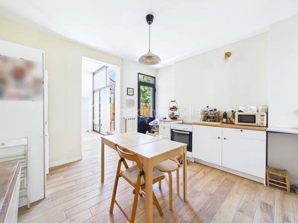 Au calme, en fond d'une cour pavée et sécurisée par un portail, découvrez cette maison familiale de caractère (mitoyenne sur un côté et à l'arrière) de 126 m2 au sol traversante et lumineuse. Issue de la division d'une ancienne ferme, elle allie le cachet de l'ancien (belles portes d'origine) et le confort moderne.  Elle séduit par son cachet préservé, ses beaux volumes et potentiel d'agrandissement.

La maison se compose comme suit :

Rez-de-chaussée : entrée avec placard, salle de bains neuve avec wc, cuisine dinatoire, un bureau et un salon séjour lumineux de 20 m2 s'ouvrant par une baie vitrée (exposée Ouest) sur une terrasse-jardin arboré privatif de 20 m2.

1er étage : deux grandes chambres dont une avec balcon, une salle d'eau avec wc sanibroyeur, ainsi qu'une pièce « bonus » de 23 m2 bénéficiant d'une hauteur sous plafond de 5,5 m. Actuellement à usage de grenier, cet espace offre un superbe potentiel d'agrandissement pour créer de nouvelles chambres...

2e étage : un niveau entier baigné de lumière par de grands Velux, offrant un fort potentiel d'aménagement. Actuellement agencé en un vaste espace parental (chambre et dressing), il peut très facilement être repensé pour accueillir deux chambres distinctes et indépendantes.

Surfaces :

* 126 m² au sol (118 m² Loi Carrez)
* 23 m² de grenier aménageable
* 17 m² de cave

Les points forts :

Performance énergétique : DPE classé D (très bon score pour le charme de l'ancien).
Le confort technique : chaudière à condensation Frisquet installée en 2025, double vitrage, fibre optique.
Le potentiel : 23 m2 de grenier aménageable.
L'extérieur & stationnement : terrasse-jardin privatif de 20 m2 + une place de parking privative devant la maison dans la cour commune sécurisée.
La liberté : pas de charges de copropriété (hors statut de copropriété).
Localisation idéale : À 10 min à pied du RER E et 12 min du métro ligne 11 Coteaux Beauclair. Écoles et commerces à proximité immédiate.

Une opportunité rare sur le secteur pour les amoureux de volumes et de biens uniques.
Appelez moi !