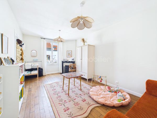 Au calme, en fond d'une cour pavée et sécurisée par un portail, découvrez cette maison familiale de caractère (mitoyenne sur un côté et à l'arrière) de 126 m2 au sol traversante et lumineuse. Issue de la division d'une ancienne ferme, elle allie le cachet de l'ancien (belles portes d'origine) et le confort moderne.  Elle séduit par son cachet préservé, ses beaux volumes et potentiel d'agrandissement.

La maison se compose comme suit :

Rez-de-chaussée : entrée avec placard, salle de bains neuve avec wc, cuisine dinatoire, un bureau et un salon séjour lumineux de 20 m2 s'ouvrant par une baie vitrée (exposée Ouest) sur une terrasse-jardin arboré privatif de 20 m2.

1er étage : deux grandes chambres dont une avec balcon, une salle d'eau avec wc sanibroyeur, ainsi qu'une pièce « bonus » de 23 m2 bénéficiant d'une hauteur sous plafond de 5,5 m. Actuellement à usage de grenier, cet espace offre un superbe potentiel d'agrandissement pour créer de nouvelles chambres...

2e étage : un niveau entier baigné de lumière par de grands Velux, offrant un fort potentiel d'aménagement. Actuellement agencé en un vaste espace parental (chambre et dressing), il peut très facilement être repensé pour accueillir deux chambres distinctes et indépendantes.

Surfaces :

* 126 m² au sol (118 m² Loi Carrez)
* 23 m² de grenier aménageable
* 17 m² de cave

Les points forts :

Performance énergétique : DPE classé D (très bon score pour le charme de l'ancien).
Le confort technique : chaudière à condensation Frisquet installée en 2025, double vitrage, fibre optique.
Le potentiel : 23 m2 de grenier aménageable.
L'extérieur & stationnement : terrasse-jardin privatif de 20 m2 + une place de parking privative devant la maison dans la cour commune sécurisée.
La liberté : pas de charges de copropriété (hors statut de copropriété).
Localisation idéale : À 10 min à pied du RER E et 12 min du métro ligne 11 Coteaux Beauclair. Écoles et commerces à proximité immédiate.

Une opportunité rare sur le secteur pour les amoureux de volumes et de biens uniques.
Appelez moi !