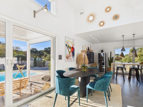 propriété contemporaine et son terrain paysagé