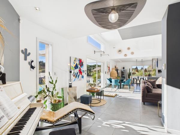 propriété contemporaine et son terrain paysagé