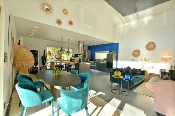 propriété contemporaine et son terrain paysagé