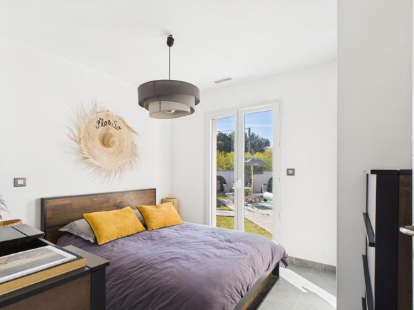 propriété contemporaine et son terrain paysagé