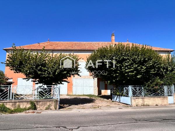 Maison de caractère des années 1930, chargée d’histoire, offrant 250 m² habitables et 150 m² de dépendances : un bien rare aux volumes exceptionnels, capable d’accueillir de multiples projets à Villeneuve.