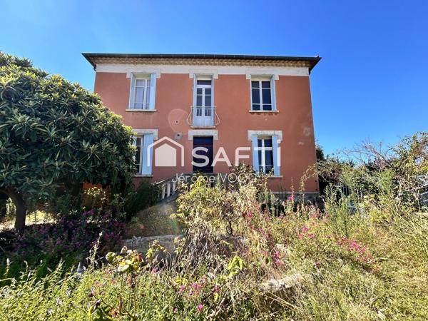 Maison de caractère des années 1930, chargée d’histoire, offrant 250 m² habitables et 150 m² de dépendances : un bien rare aux volumes exceptionnels, capable d’accueillir de multiples projets à Villeneuve.