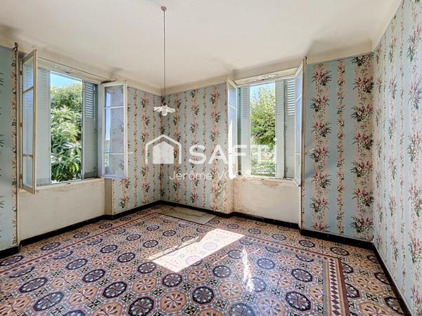 Maison de caractère des années 1930, chargée d’histoire, offrant 250 m² habitables et 150 m² de dépendances : un bien rare aux volumes exceptionnels, capable d’accueillir de multiples projets à Villeneuve.