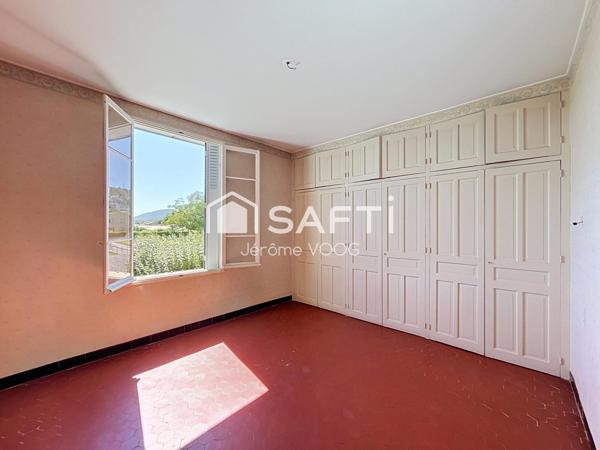 Maison de caractère des années 1930, chargée d’histoire, offrant 250 m² habitables et 150 m² de dépendances : un bien rare aux volumes exceptionnels, capable d’accueillir de multiples projets à Villeneuve.