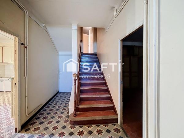 Maison de caractère des années 1930, chargée d’histoire, offrant 250 m² habitables et 150 m² de dépendances : un bien rare aux volumes exceptionnels, capable d’accueillir de multiples projets à Villeneuve.