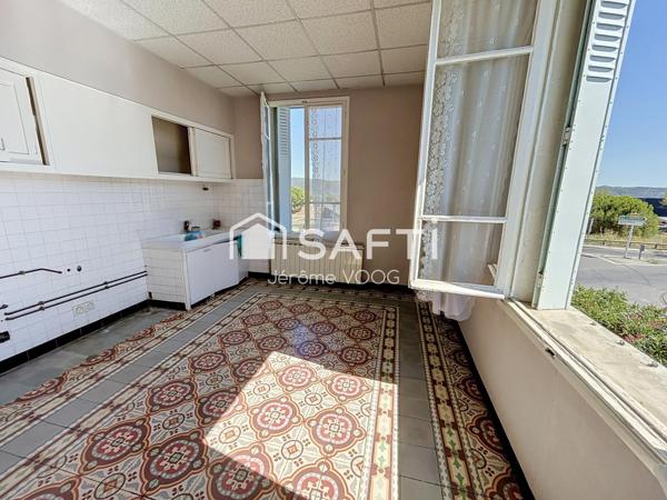 Maison de caractère des années 1930, chargée d’histoire, offrant 250 m² habitables et 150 m² de dépendances : un bien rare aux volumes exceptionnels, capable d’accueillir de multiples projets à Villeneuve.