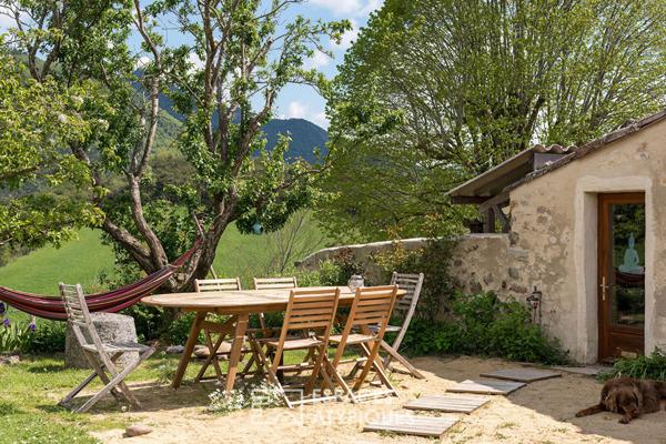 Vues panoramiques et cachet unique pour ce duo de petites bergeries à 20 min de Die