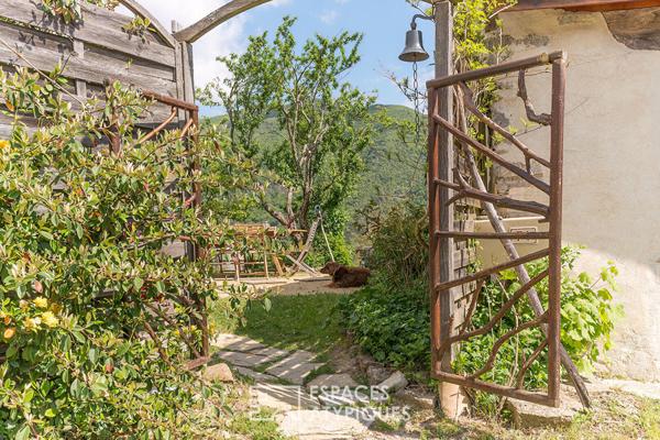 Vues panoramiques et cachet unique pour ce duo de petites bergeries à 20 min de Die
