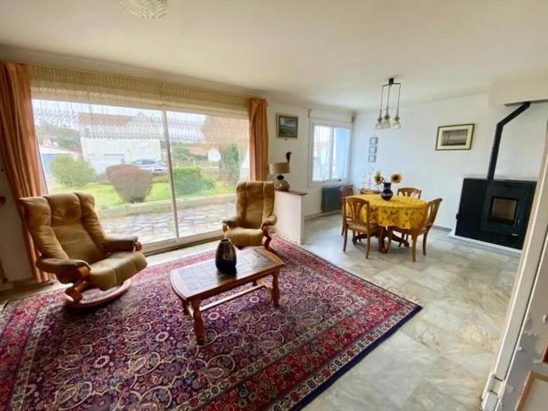 Maison avec dépendance dans le bourg de Barbâtre