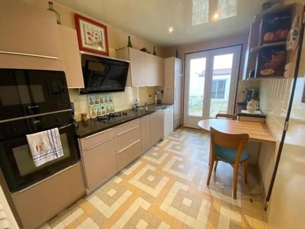 Maison avec dépendance dans le bourg de Barbâtre