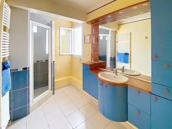 Maison avec dépendance dans le bourg de Barbâtre