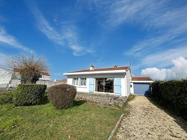 Maison avec dépendance dans le bourg de Barbâtre