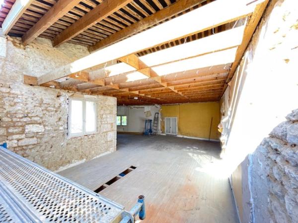 Grange a rénover proche plan d'eau