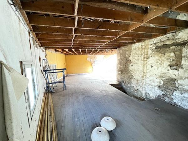 Grange a rénover proche plan d'eau