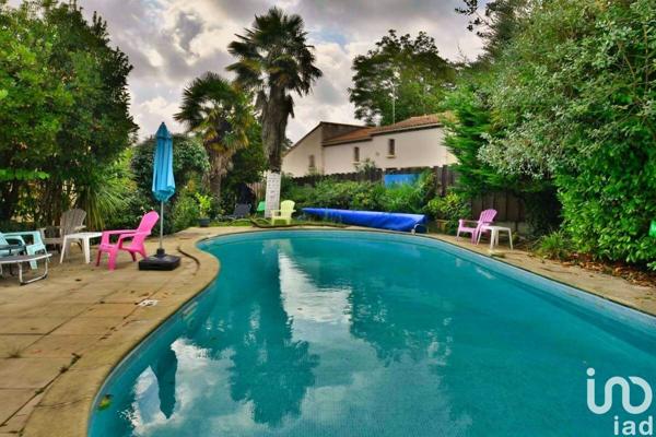 Demeure 8 pièces de 224 m² à Meschers-sur-Gironde (17132)