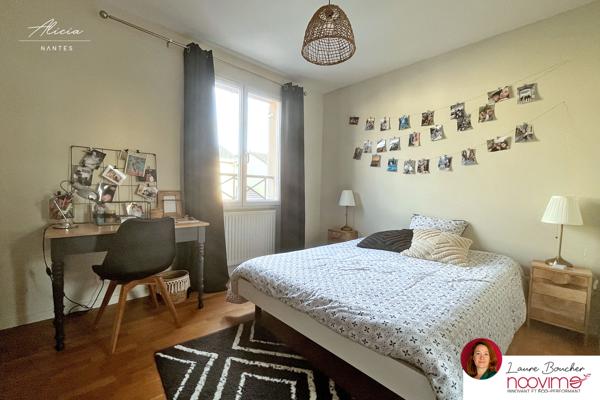 Maison familiale de 120 m² avec 4 chambres, jardin et garage.