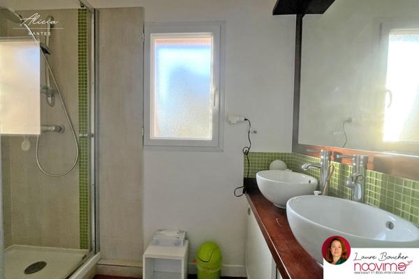 Maison familiale de 120 m² avec 4 chambres, jardin et garage.