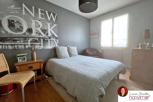 Maison familiale de 120 m² avec 4 chambres, jardin et garage.