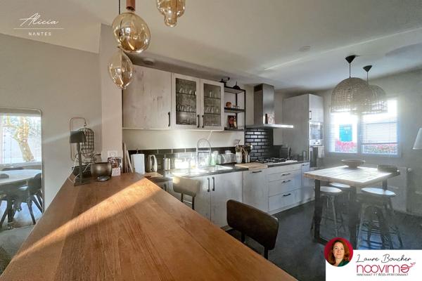 Maison familiale de 120 m² avec 4 chambres, jardin et garage.