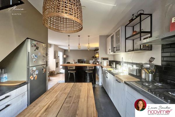 Maison familiale de 120 m² avec 4 chambres, jardin et garage.