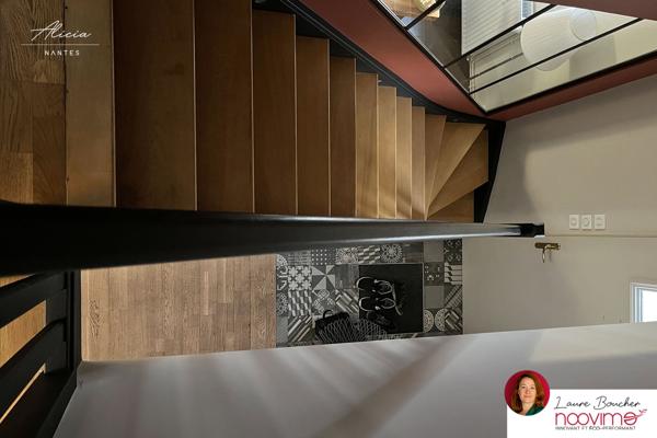 Maison familiale de 120 m² avec 4 chambres, jardin et garage.