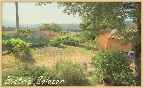 A Mallemoison à 10mn au sud de Digne-les-Bains, maison de 96m² datant de 2011, ainsi qu'un studio indépendant de 37 m² sur 986 m² de terrain, avec garage et grand cellier.