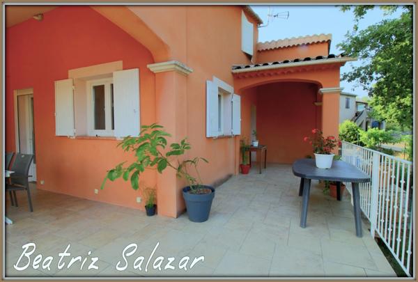 A Mallemoison à 10mn au sud de Digne-les-Bains, maison de 96m² datant de 2011, ainsi qu'un studio indépendant de 37 m² sur 986 m² de terrain, avec garage et grand cellier.