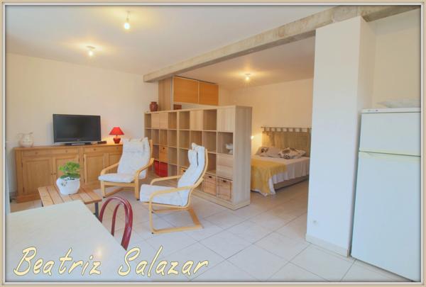 A Mallemoison à 10mn au sud de Digne-les-Bains, maison de 96m² datant de 2011, ainsi qu'un studio indépendant de 37 m² sur 986 m² de terrain, avec garage et grand cellier.