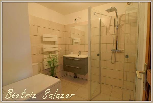 A Mallemoison à 10mn au sud de Digne-les-Bains, maison de 96m² datant de 2011, ainsi qu'un studio indépendant de 37 m² sur 986 m² de terrain, avec garage et grand cellier.