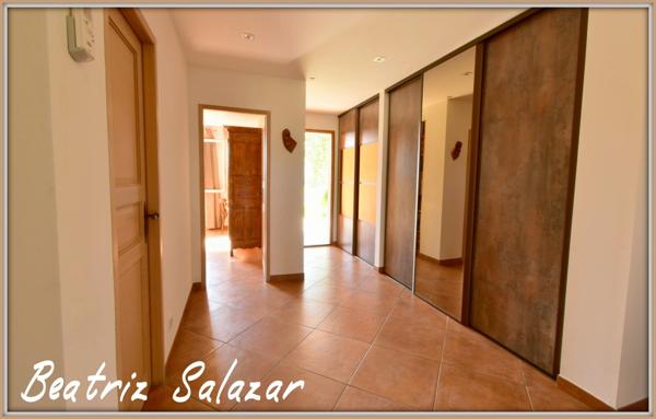 A Mallemoison à 10mn au sud de Digne-les-Bains, maison de 96m² datant de 2011, ainsi qu'un studio indépendant de 37 m² sur 986 m² de terrain, avec garage et grand cellier.