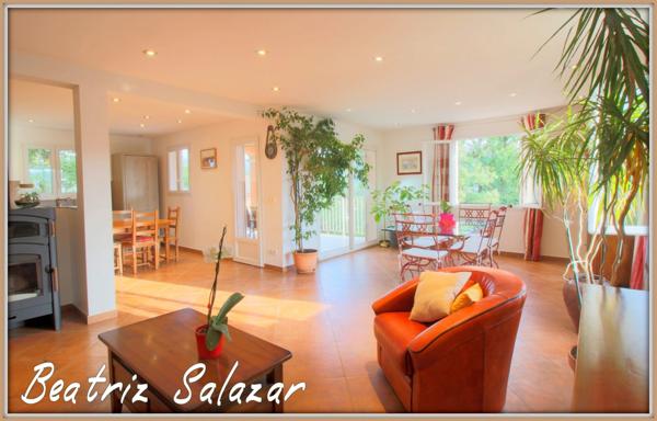 A Mallemoison à 10mn au sud de Digne-les-Bains, maison de 96m² datant de 2011, ainsi qu'un studio indépendant de 37 m² sur 986 m² de terrain, avec garage et grand cellier.