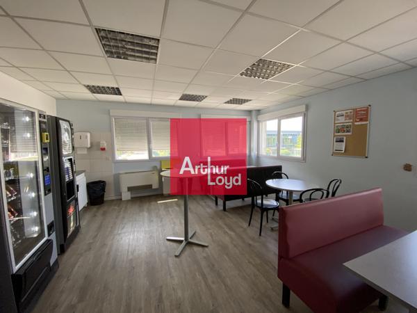 Immeuble de bureaux à vendre ou à louer à Montbonnot parkings nombreux
