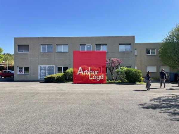 Immeuble de bureaux à vendre ou à louer à Montbonnot parkings nombreux