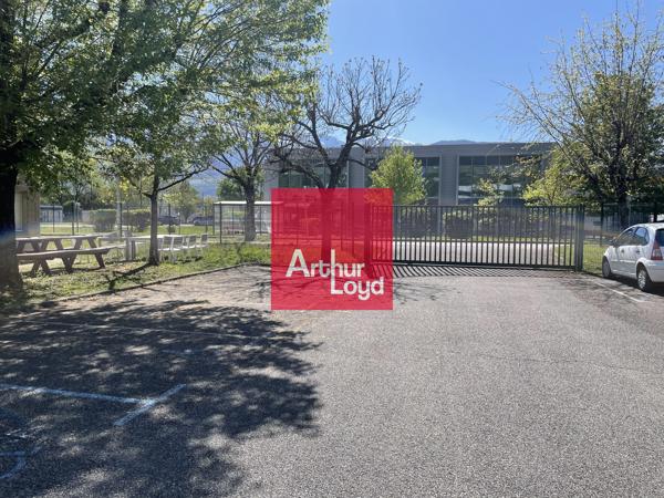 Immeuble de bureaux à vendre ou à louer à Montbonnot parkings nombreux