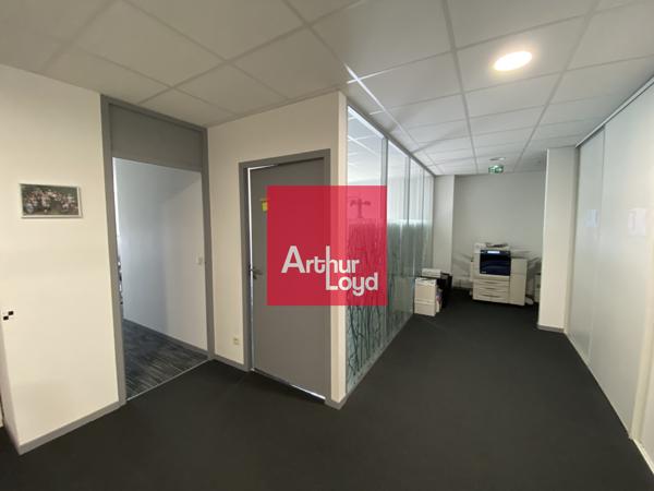Immeuble de bureaux à vendre ou à louer à Montbonnot parkings nombreux