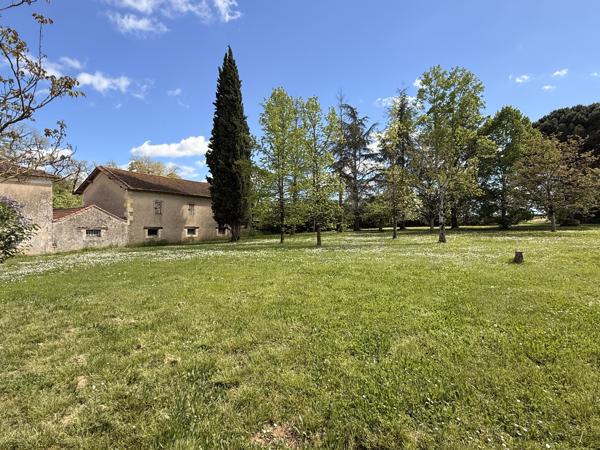 Domaine de caractère sur 15 hectares aux portes du Gers