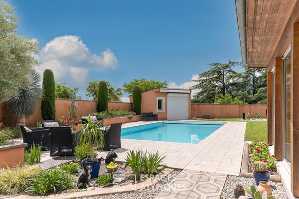 Villa d’architecte avec séjour cathédrale et piscine