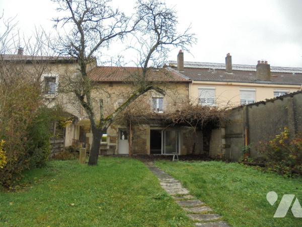 Maison de village offrant 5 chambres + bureau