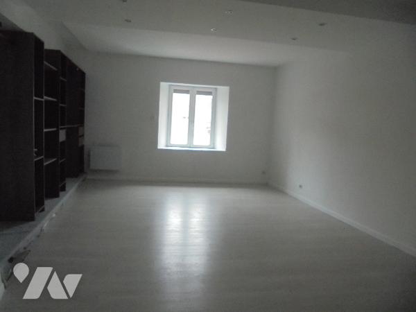 Maison de village offrant 5 chambres + bureau