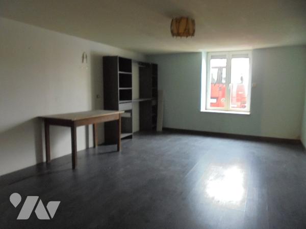 Maison de village offrant 5 chambres + bureau