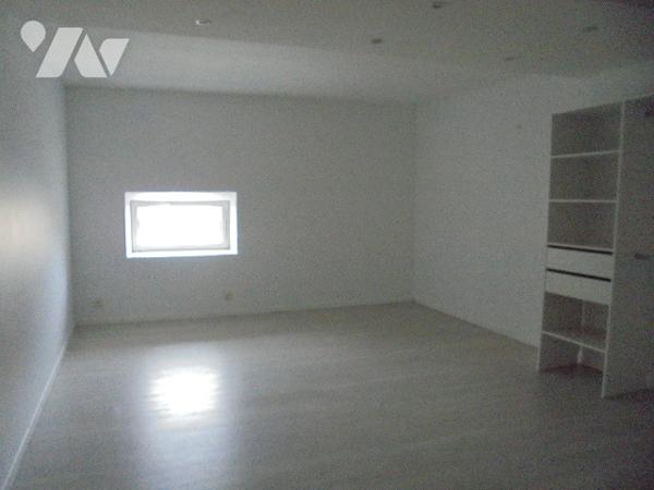 Maison de village offrant 5 chambres + bureau