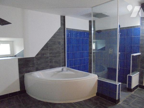 Maison de village offrant 5 chambres + bureau