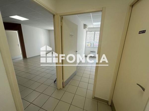 Location Local commercial 2 pièces 52 m² - GRAND ANGLE Lunel 34400