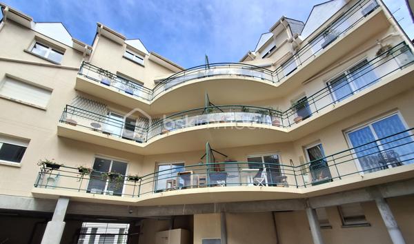 ✨ DIEPPE – DERNIER ÉTAGE | DUPLEX 6 PIÈCES | BALCON PLEIN SUD

Au sein d’une résidence sécurisée avec ascenseur, découvrez ce superbe duplex de 120 m², situé au 4ᵉ et dernier étage.

Dès l’entrée, vous serez séduits par sa luminosité, ses beaux volumes et son excellent état général.

🏡 Le premier niveau propose :
•	une entrée avec rangements,
•	un vaste séjour-salon traversant et baigné de lumière ouvrant sur un balcon exposé plein sud ☀️,
•	une cuisine entièrement aménagée et équipée avec accès à un 2ème balcon,
•	2 chambres,
•	une salle de bains avec douche et baignoire,
•	un WC indépendant.

À l’étage, une agréable pièce palière aménagée en bureau dessert 2 chambres supplémentaires ainsi qu’une salle d’eau avec douche et WC.
Un espace grenier, actuellement aménagé en lingerie et chaufferie, complète ce niveau.

🚗 Les + qui font la différence : 
✔️ 4 chambres
✔️ Dernier étage avec ascenseur
✔️ Terrasse plein sud + balcon
✔️ Appartement en parfait état chauffé individuellement avec une chaudière gaz récente
✔️ Cave spacieuse
✔️ 2 places de stationnement privatives
✔️ Proximité gare, hôpital et commodités

Un bien rare par sa configuration, ses volumes et ses espaces extérieurs, idéal pour des personnes à la recherche de confort, de luminosité et de praticité.

Cécile LECLERC – Conseillère en immobilier
📞 06 89 96 20 74
✉️ c.leclerc@bskimmobilier.com