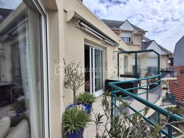 ✨ DIEPPE – DERNIER ÉTAGE | DUPLEX 6 PIÈCES | BALCON PLEIN SUD

Au sein d’une résidence sécurisée avec ascenseur, découvrez ce superbe duplex de 120 m², situé au 4ᵉ et dernier étage.

Dès l’entrée, vous serez séduits par sa luminosité, ses beaux volumes et son excellent état général.

🏡 Le premier niveau propose :
•	une entrée avec rangements,
•	un vaste séjour-salon traversant et baigné de lumière ouvrant sur un balcon exposé plein sud ☀️,
•	une cuisine entièrement aménagée et équipée avec accès à un 2ème balcon,
•	2 chambres,
•	une salle de bains avec douche et baignoire,
•	un WC indépendant.

À l’étage, une agréable pièce palière aménagée en bureau dessert 2 chambres supplémentaires ainsi qu’une salle d’eau avec douche et WC.
Un espace grenier, actuellement aménagé en lingerie et chaufferie, complète ce niveau.

🚗 Les + qui font la différence : 
✔️ 4 chambres
✔️ Dernier étage avec ascenseur
✔️ Terrasse plein sud + balcon
✔️ Appartement en parfait état chauffé individuellement avec une chaudière gaz récente
✔️ Cave spacieuse
✔️ 2 places de stationnement privatives
✔️ Proximité gare, hôpital et commodités

Un bien rare par sa configuration, ses volumes et ses espaces extérieurs, idéal pour des personnes à la recherche de confort, de luminosité et de praticité.

Cécile LECLERC – Conseillère en immobilier
📞 06 89 96 20 74
✉️ c.leclerc@bskimmobilier.com