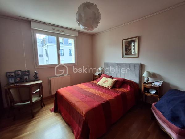 ✨ DIEPPE – DERNIER ÉTAGE | DUPLEX 6 PIÈCES | BALCON PLEIN SUD

Au sein d’une résidence sécurisée avec ascenseur, découvrez ce superbe duplex de 120 m², situé au 4ᵉ et dernier étage.

Dès l’entrée, vous serez séduits par sa luminosité, ses beaux volumes et son excellent état général.

🏡 Le premier niveau propose :
•	une entrée avec rangements,
•	un vaste séjour-salon traversant et baigné de lumière ouvrant sur un balcon exposé plein sud ☀️,
•	une cuisine entièrement aménagée et équipée avec accès à un 2ème balcon,
•	2 chambres,
•	une salle de bains avec douche et baignoire,
•	un WC indépendant.

À l’étage, une agréable pièce palière aménagée en bureau dessert 2 chambres supplémentaires ainsi qu’une salle d’eau avec douche et WC.
Un espace grenier, actuellement aménagé en lingerie et chaufferie, complète ce niveau.

🚗 Les + qui font la différence : 
✔️ 4 chambres
✔️ Dernier étage avec ascenseur
✔️ Terrasse plein sud + balcon
✔️ Appartement en parfait état chauffé individuellement avec une chaudière gaz récente
✔️ Cave spacieuse
✔️ 2 places de stationnement privatives
✔️ Proximité gare, hôpital et commodités

Un bien rare par sa configuration, ses volumes et ses espaces extérieurs, idéal pour des personnes à la recherche de confort, de luminosité et de praticité.

Cécile LECLERC – Conseillère en immobilier
📞 06 89 96 20 74
✉️ c.leclerc@bskimmobilier.com
