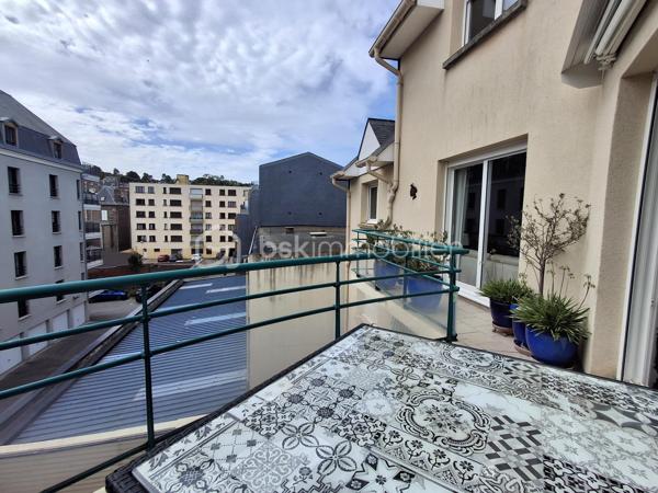 ✨ DIEPPE – DERNIER ÉTAGE | DUPLEX 6 PIÈCES | BALCON PLEIN SUD

Au sein d’une résidence sécurisée avec ascenseur, découvrez ce superbe duplex de 120 m², situé au 4ᵉ et dernier étage.

Dès l’entrée, vous serez séduits par sa luminosité, ses beaux volumes et son excellent état général.

🏡 Le premier niveau propose :
•	une entrée avec rangements,
•	un vaste séjour-salon traversant et baigné de lumière ouvrant sur un balcon exposé plein sud ☀️,
•	une cuisine entièrement aménagée et équipée avec accès à un 2ème balcon,
•	2 chambres,
•	une salle de bains avec douche et baignoire,
•	un WC indépendant.

À l’étage, une agréable pièce palière aménagée en bureau dessert 2 chambres supplémentaires ainsi qu’une salle d’eau avec douche et WC.
Un espace grenier, actuellement aménagé en lingerie et chaufferie, complète ce niveau.

🚗 Les + qui font la différence : 
✔️ 4 chambres
✔️ Dernier étage avec ascenseur
✔️ Terrasse plein sud + balcon
✔️ Appartement en parfait état chauffé individuellement avec une chaudière gaz récente
✔️ Cave spacieuse
✔️ 2 places de stationnement privatives
✔️ Proximité gare, hôpital et commodités

Un bien rare par sa configuration, ses volumes et ses espaces extérieurs, idéal pour des personnes à la recherche de confort, de luminosité et de praticité.

Cécile LECLERC – Conseillère en immobilier
📞 06 89 96 20 74
✉️ c.leclerc@bskimmobilier.com